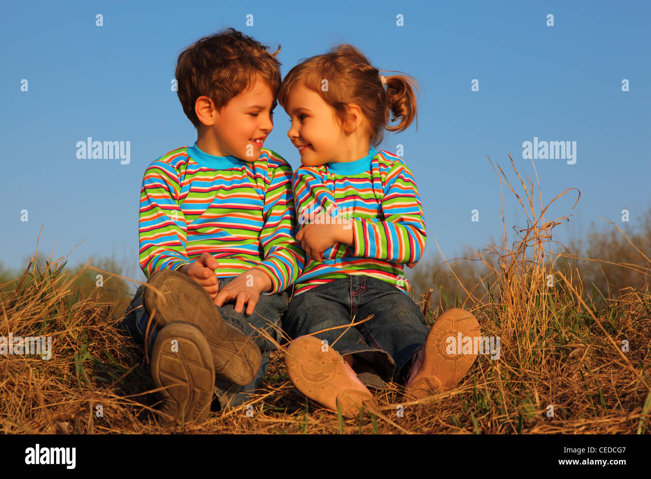 двое малышей двое брюк двое корреспондентов. двое малышей двое брюк двое корреспондентов. двое малышей двое брюк двое корреспондентов. две пары брюк или двое брюк. дева мальчик.
