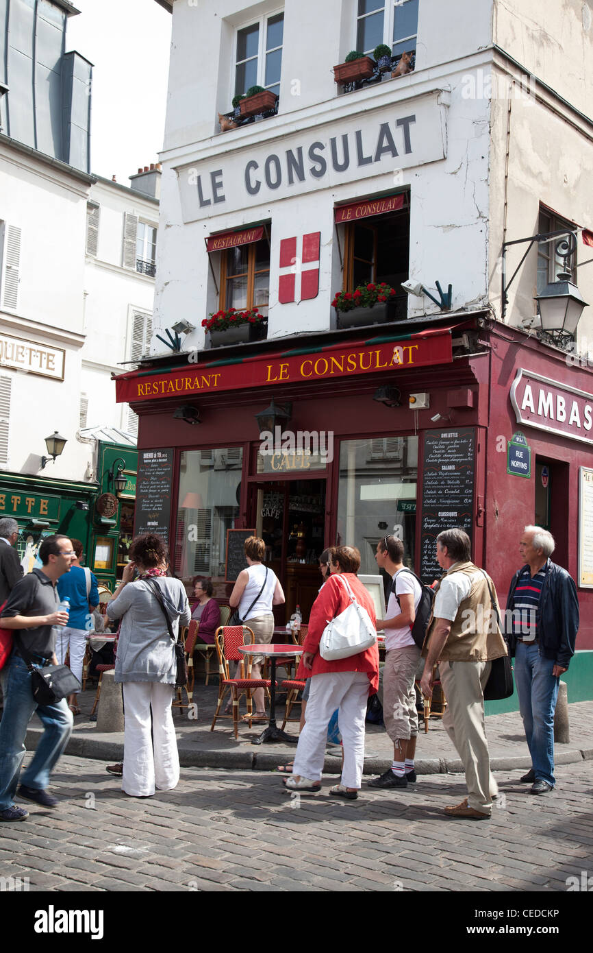 Tourists passing restaurant in the Montmartre district of Paris Stock Photo