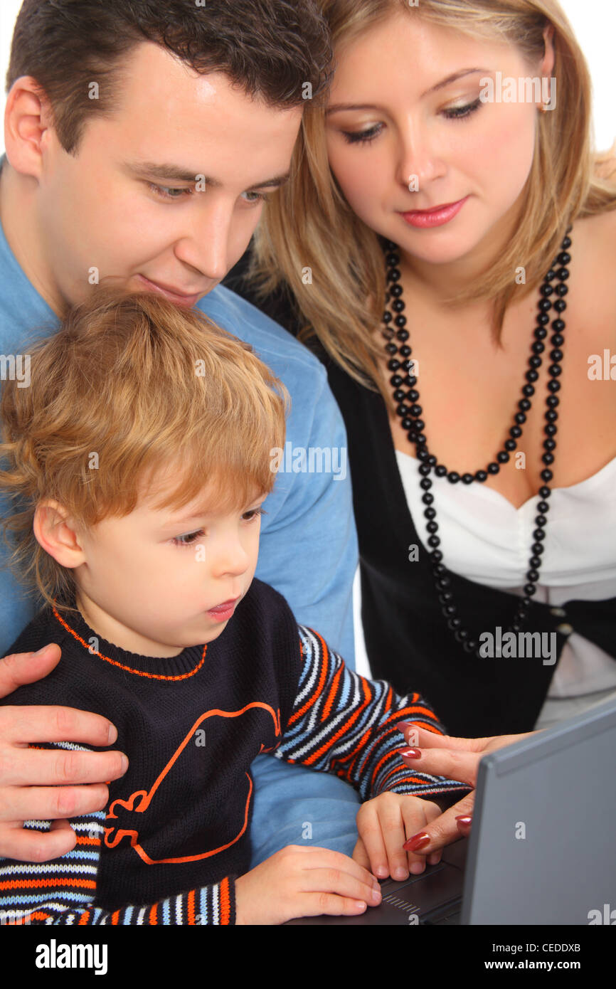 родители и школьники. взрослый учит ребенка. сестра учит младший. разговор родителей с ребенком. мама читает книгу ребенку.