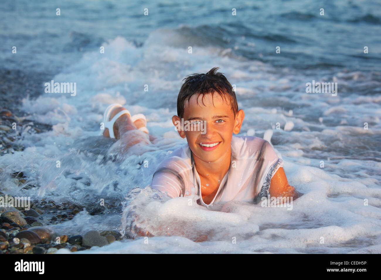 Мальчик искупался. Купание без комплексов. Парни купаются. Пацаны купаются в одежде. Мальчик купается в одежде.