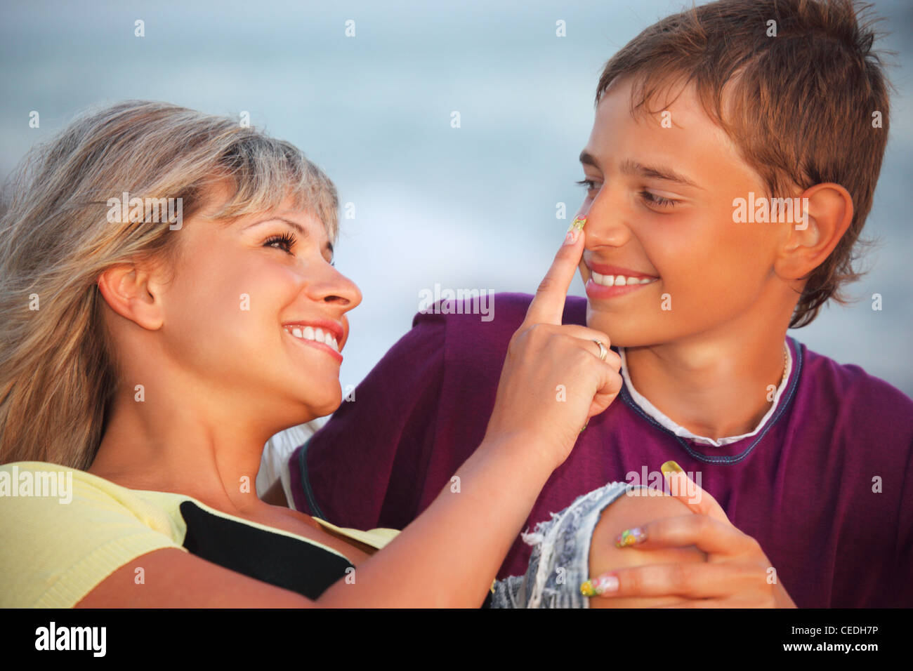 Ребенок трогает. Ребенок трогает женщину. Включи мальчик трогает. Альчики трогают девочек. Включи мальчик трогает.