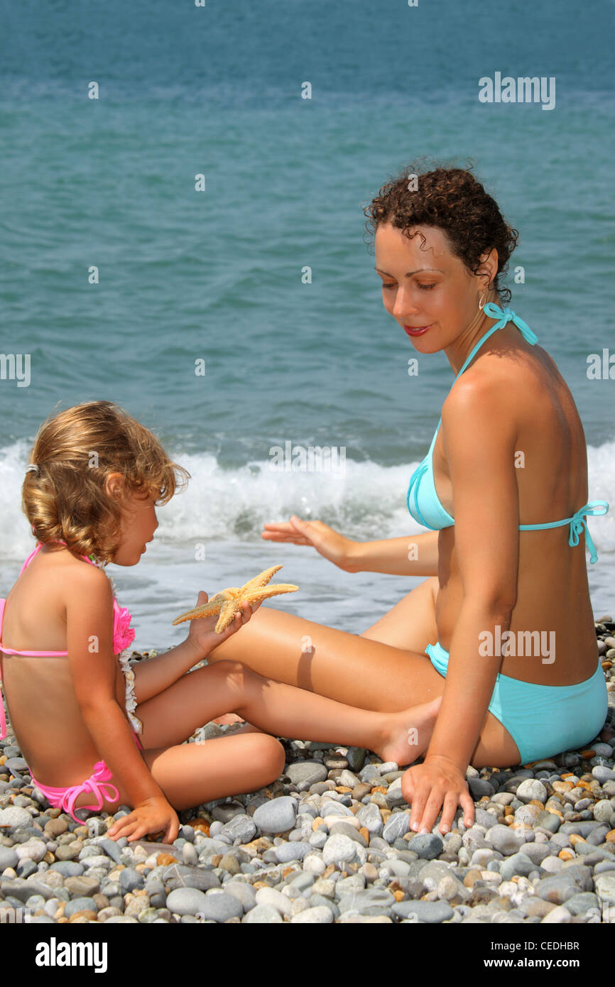 Мамы на нудиском пляже. Дочь на пляже. Дочка подросток на пляже. Мама с дочкой на нудиськом пляже. Дочки матери на нудиском пляже.