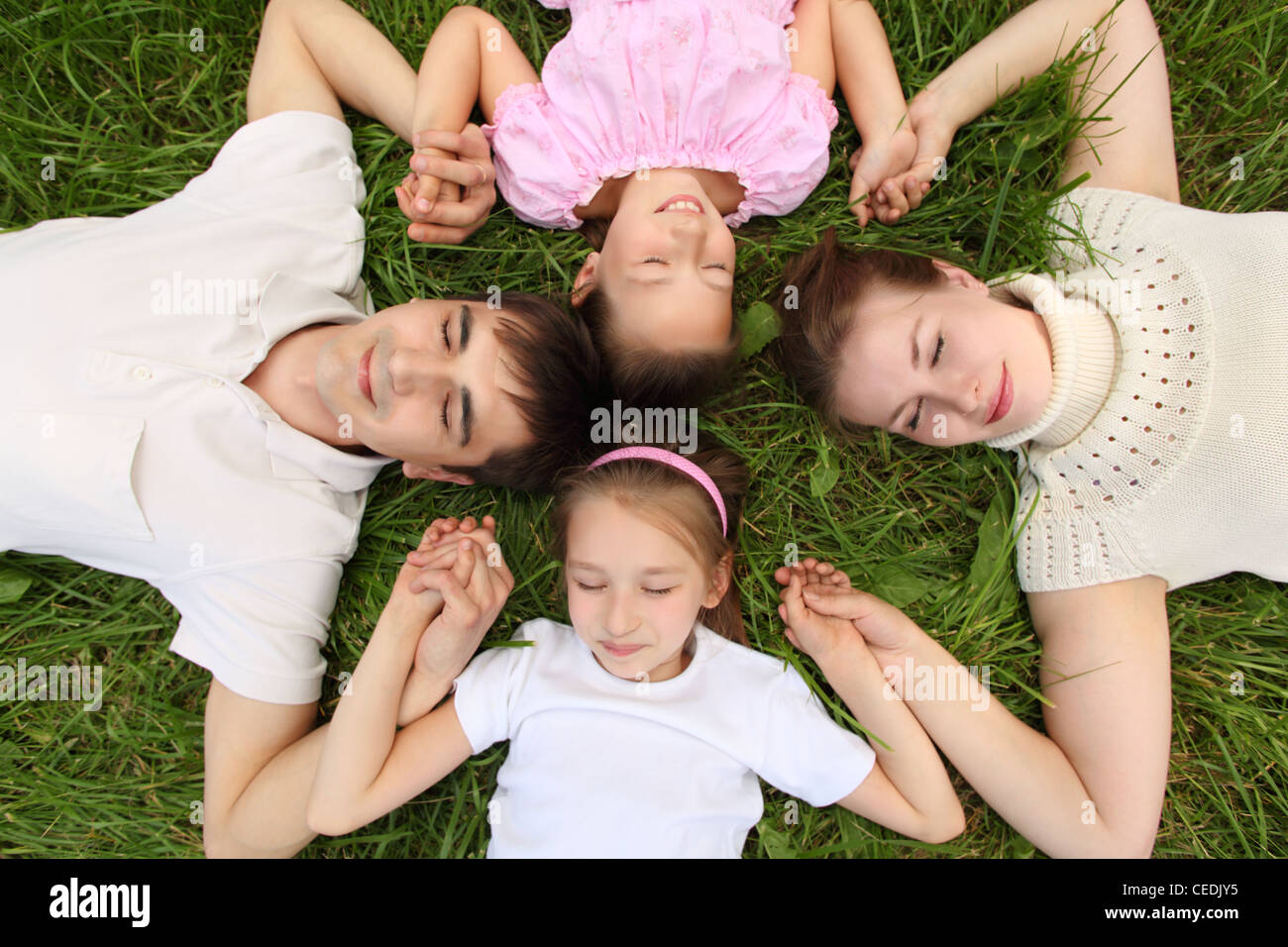семья лежит на полу. семьи с детьми в гостинице. фотосессия семья на полу лежа. фотосессия в пижамах семейная. семья лежит.