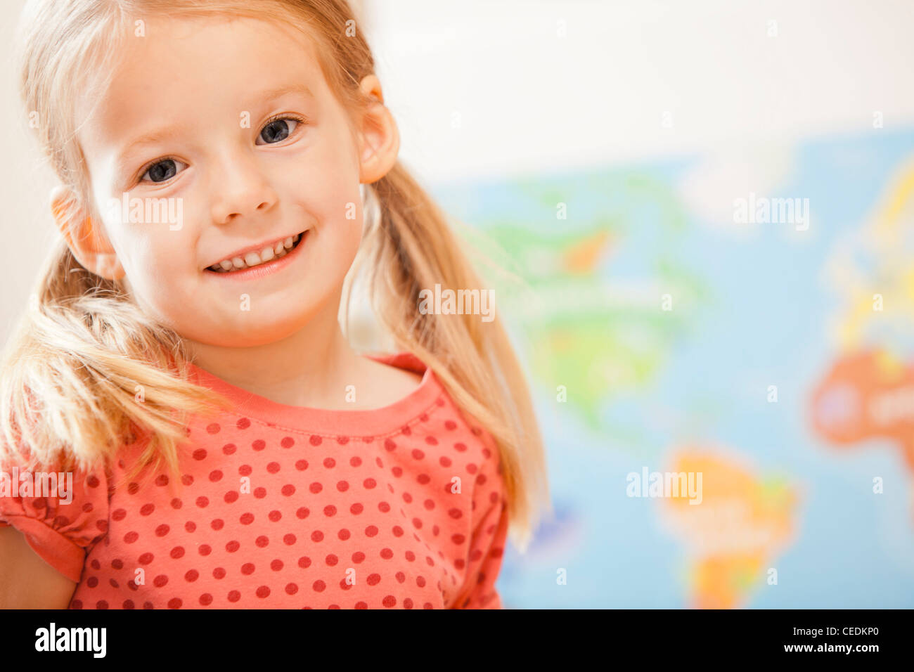 Cute smiling blonde girl hi-res stock photography and images - Alamy