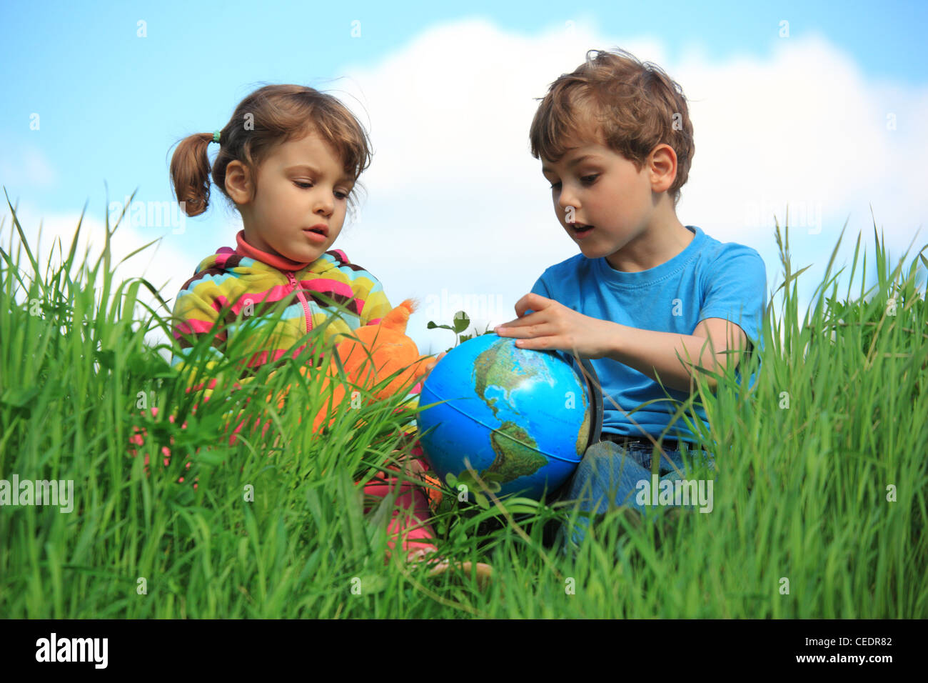 Дети в детском саду. Мальчик познает девочку. Мальчик познает девочку. Истории маленький мальчик познает маленькую девочку. История райли топанга.