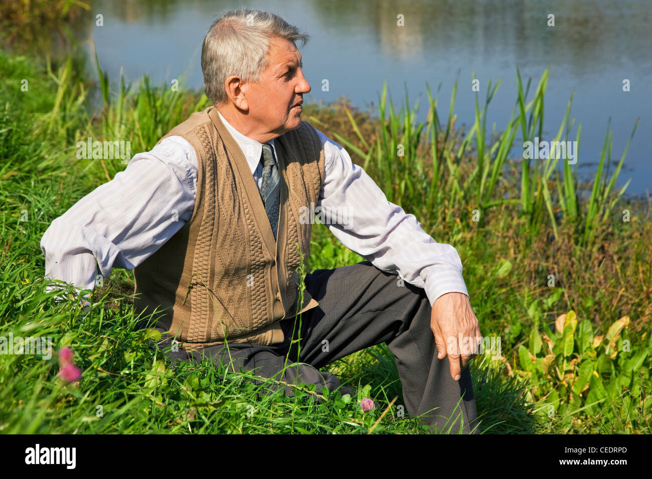 Пожилые мужчины рассказ. Седой мужчина. Пожилые мужчины на природе. Старик сидит на берегу реки. Старик у реки.