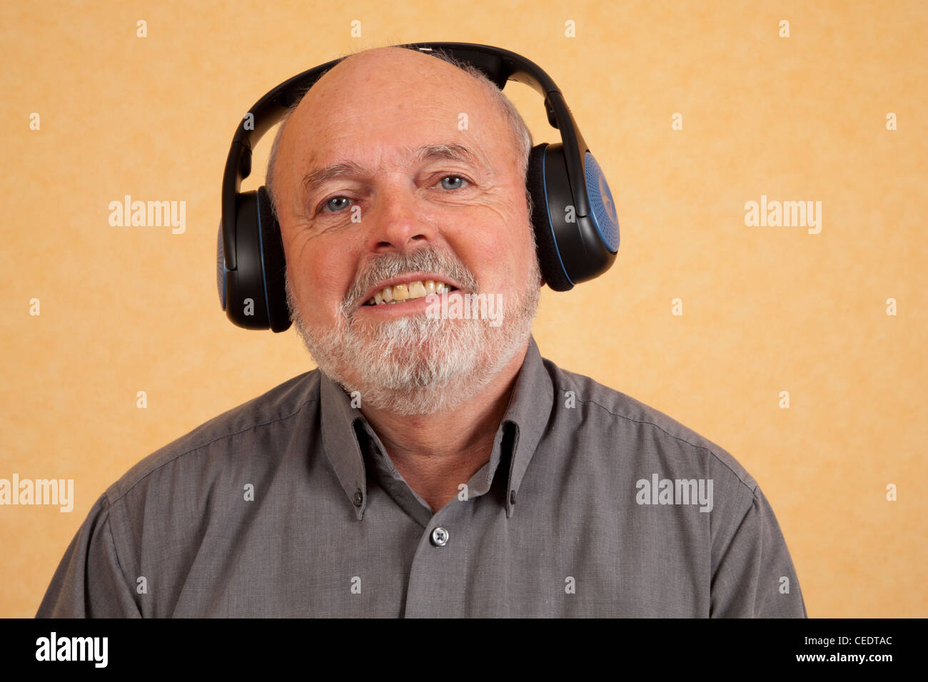 Elderly man with headphones, sings Stock Photo