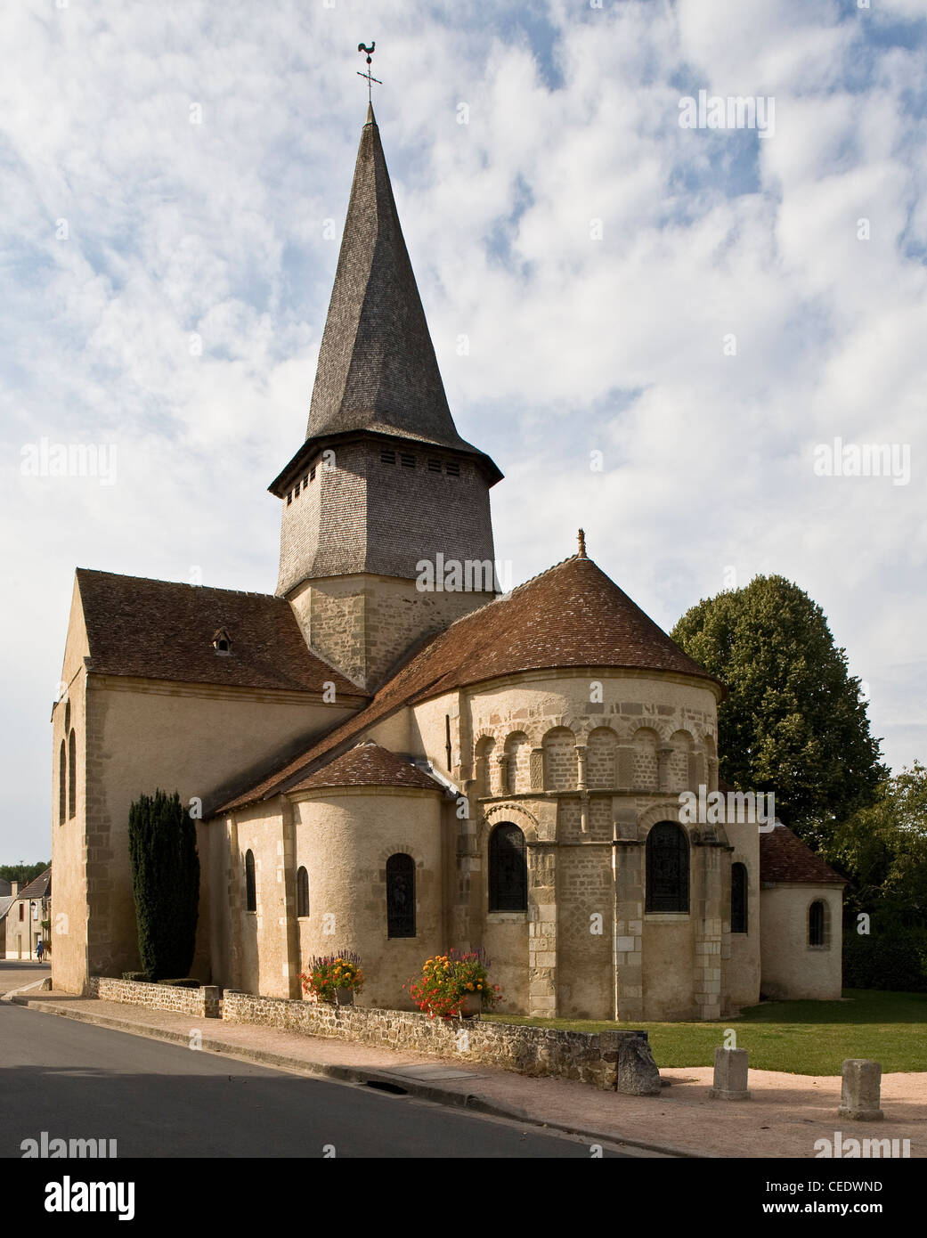 Châteaumeillant, Romanische Kirche Saint-Genès Stock Photo