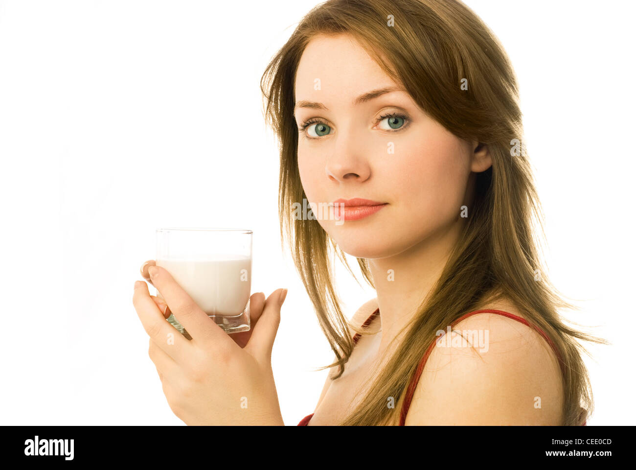 девушка пьет молоко. фотосессия с молоком. девушки в деревне. девушка с молоком. девушка с йогуртом.