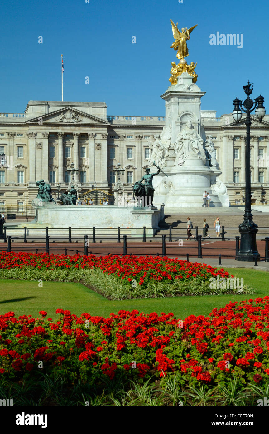 Buckingham palace, fountain and flowers of Queens Victoria Memorial gardens, London city Stock Photo