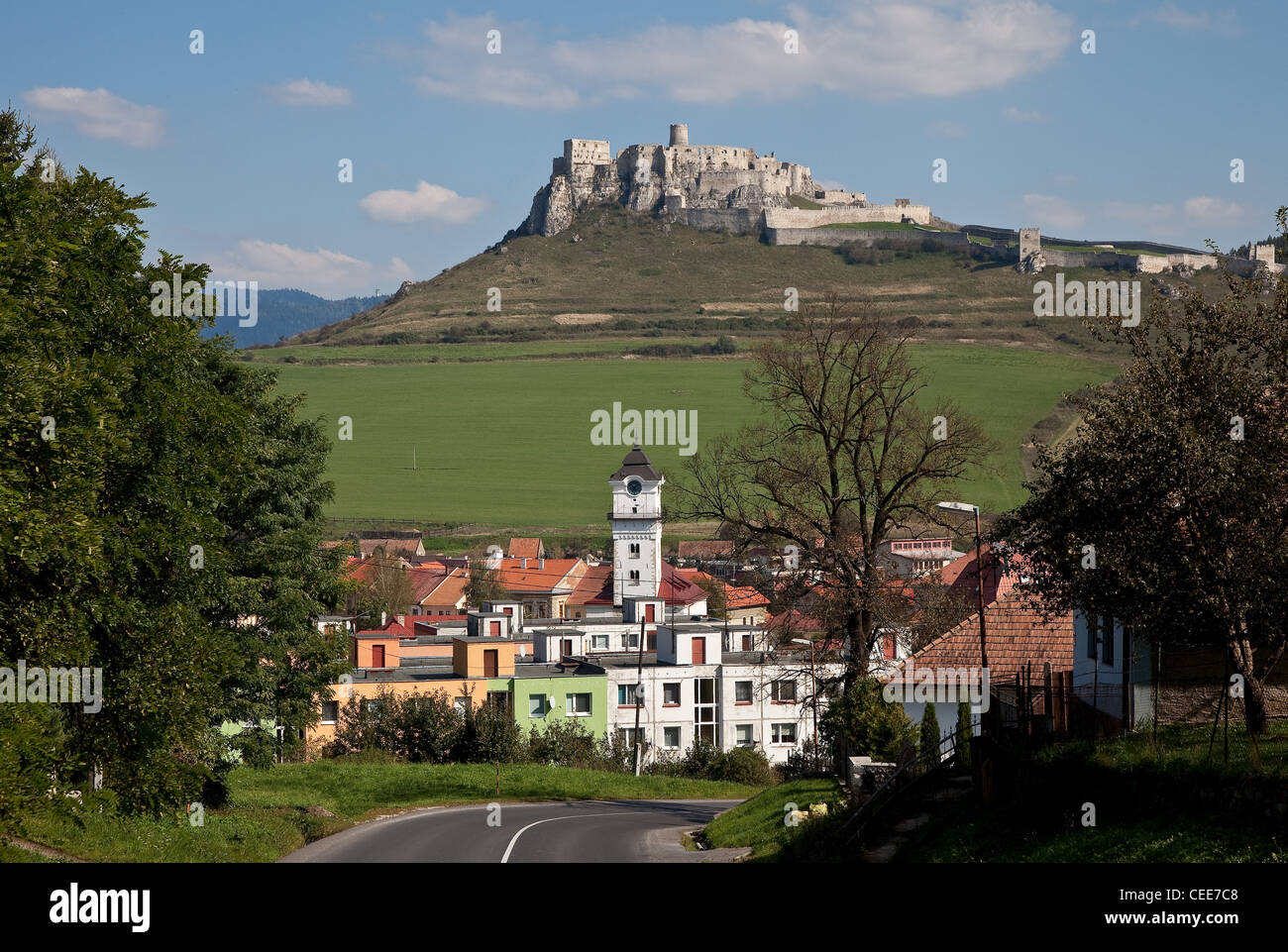 Spiské Podhradie, Kirchdrauf (Kirchdorf), Blick über den Ort nach Osten zur Zipser Burg Stock Photo