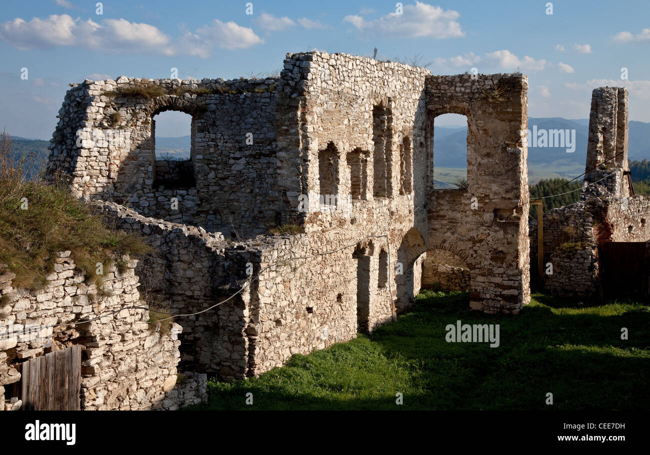 Spiské Podhradie, Kirchdrauf (Kirchdorf), Spissky Hrad (Zipser Burg), Ruinen im südlichen Teil der oberen Burg Stock Photo