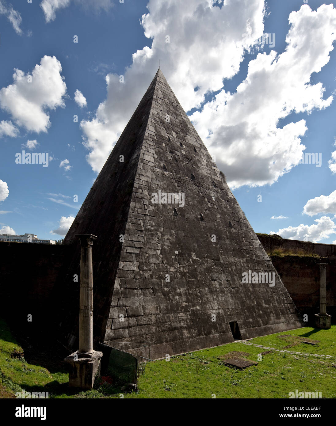 Rom, Cestiuspyramide, Pyramide des Caius Cestius Stock Photo - Alamy