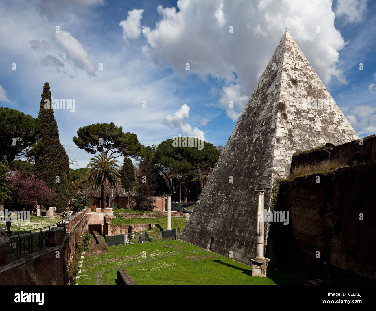 Rom, Cestiuspyramide, Pyramide des Caius Cestius Stock Photo - Alamy