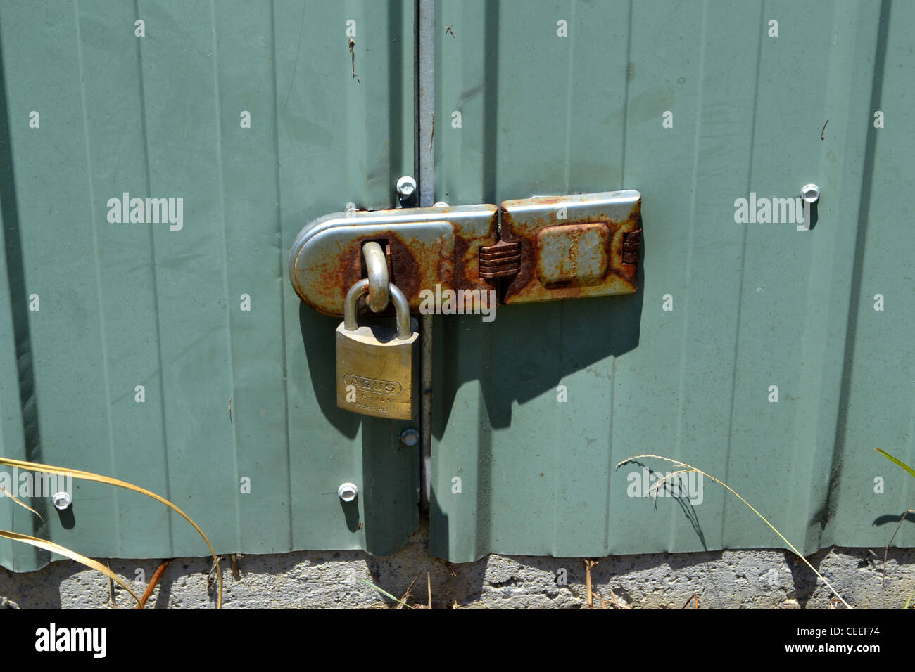 Padlock on shed door Stock Photo Alamy