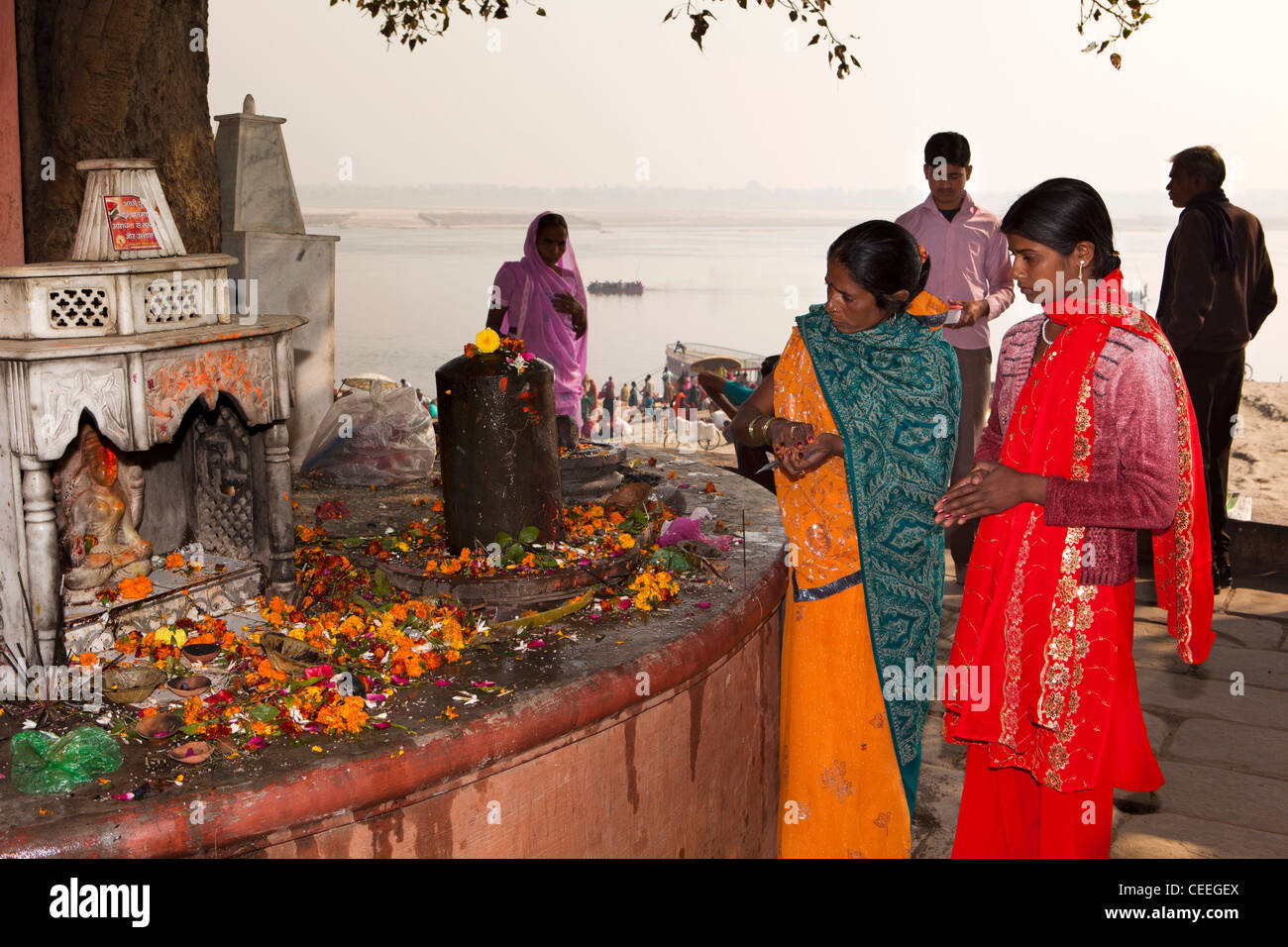 India, Uttar Pradesh, Varanasi, Assi Ghat, two female worshippers at Asi-Sangameshwara shiva shrine Stock Photo