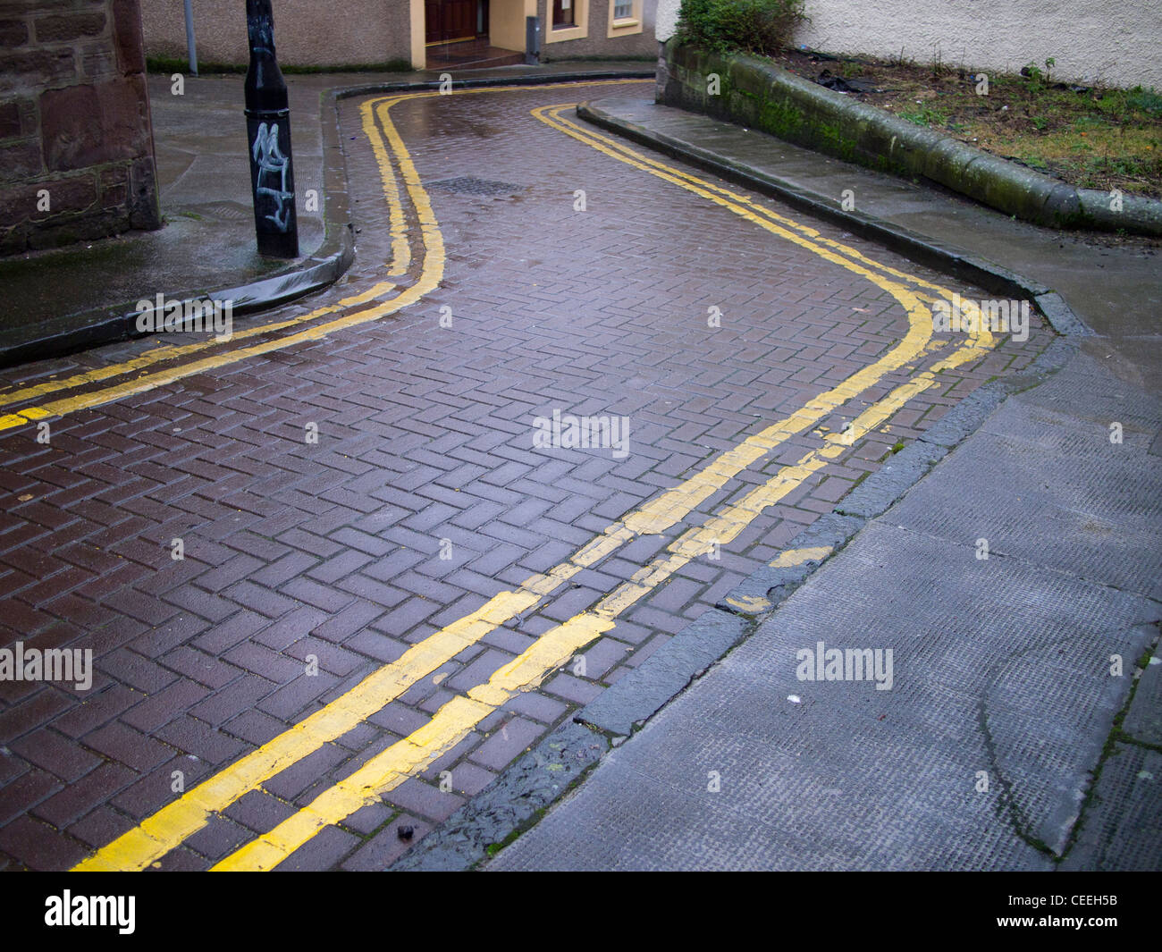 Double Yellow Lines in Narrow Street, Dundee Stock Photo Alamy