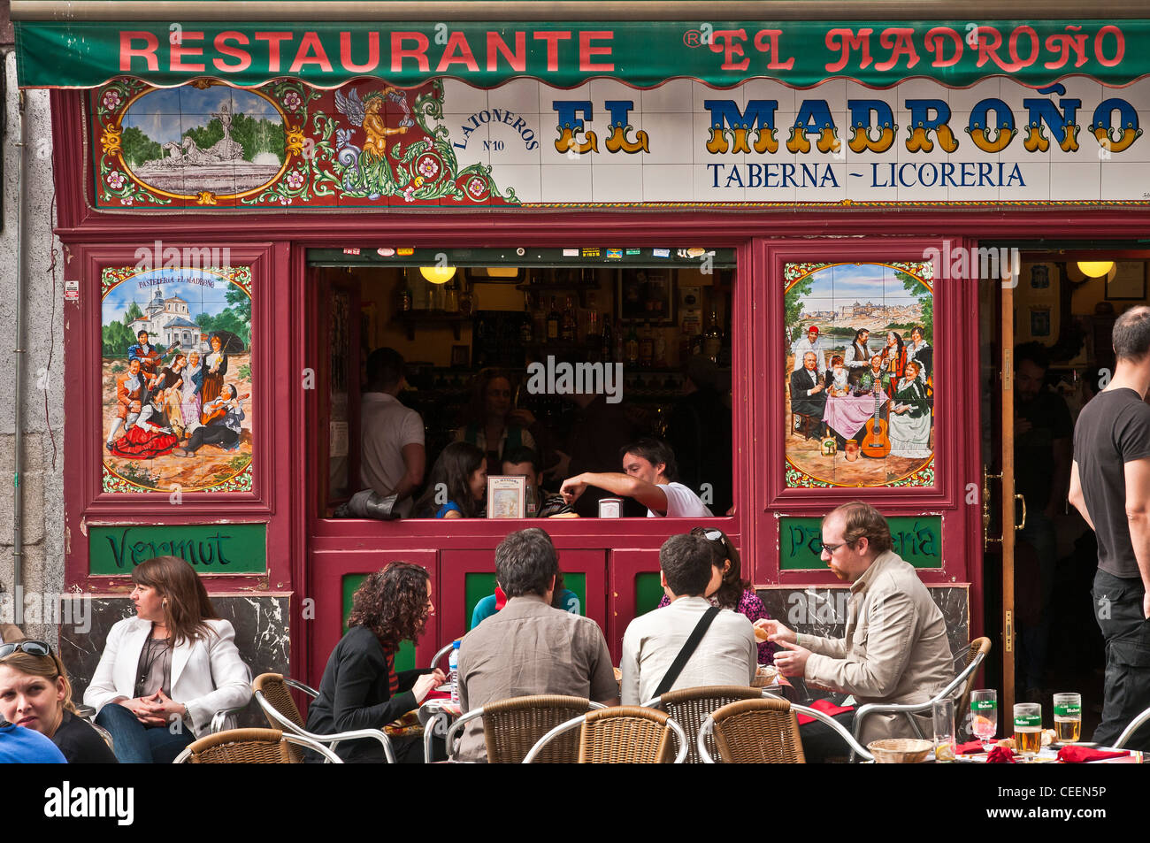 Al fresco dining outside one of Madrid's traditional  tavernas and tapas bars. South of the Plaza Mayor, central Madrid. Spain Stock Photo