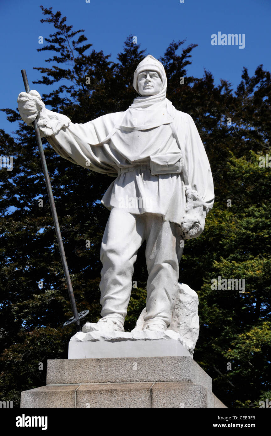 Statue Of Explorer Royal Navy Captain Robert Scott On The Corner Of statue-of-explorer-royal-navy-captain-robert-scott-on-the-corner-of