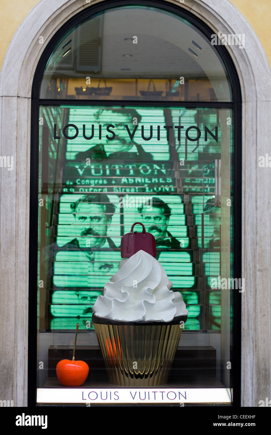 Louis Vuitton Window Display with LED Lights in Display Editorial Image -  Image of decoration, city: 138121505