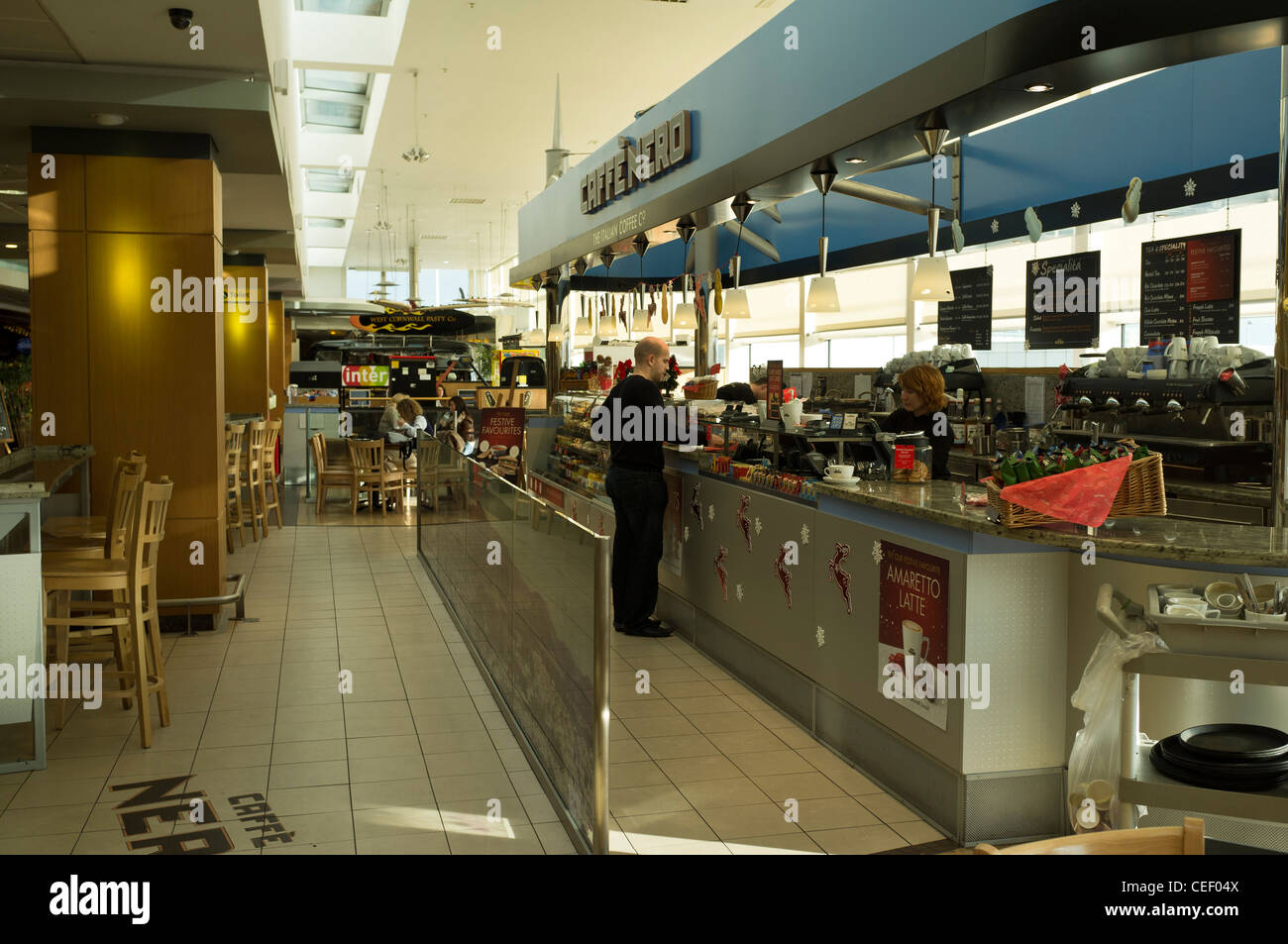 dh  EDINBURGH AIRPORT EDINBURGH Airport cafes passenger Nero coffee shop people uk Stock Photo