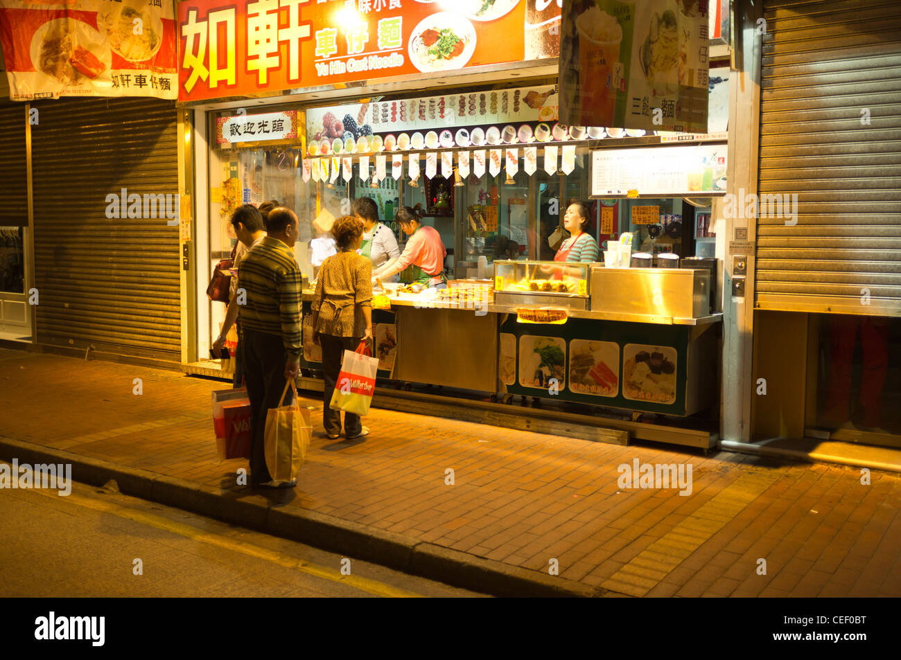 dh Fastfood takeaway shop CAUSEWAY BAY HONG KONG Chinese customers at fast food shops china street Stock Photo
