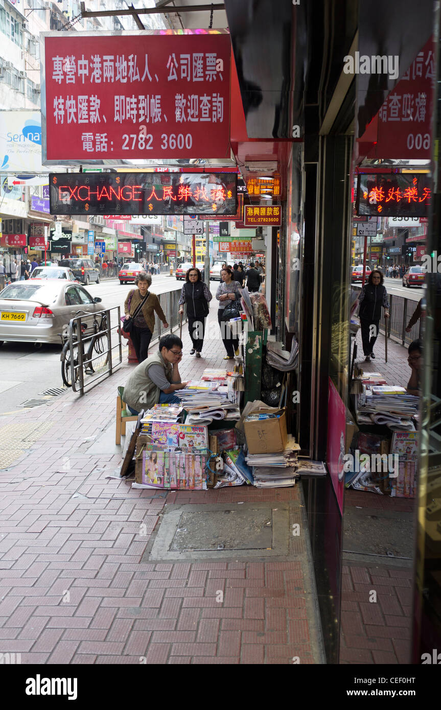 dh  CAUSEWAY BAY HONG KONG New paper vendor chinese newspaper street seller stand Stock Photo