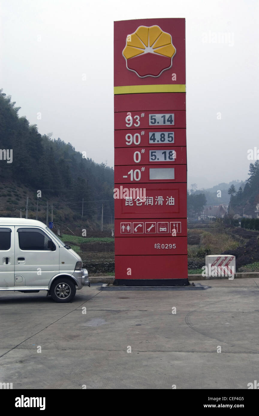 Gasoline price China as of December 2007 ca EUR 0,50 /ltr (price in Europe dec 2007 EUR 1,50 /ltr) Stock Photo
