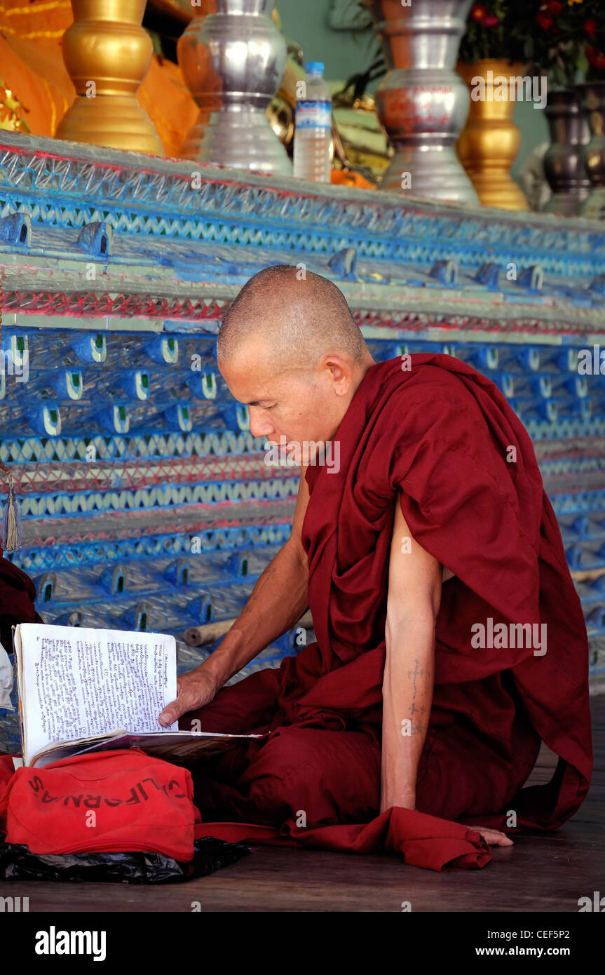 Myanmar buddhist monk praying hi-res stock photography and images - Alamy