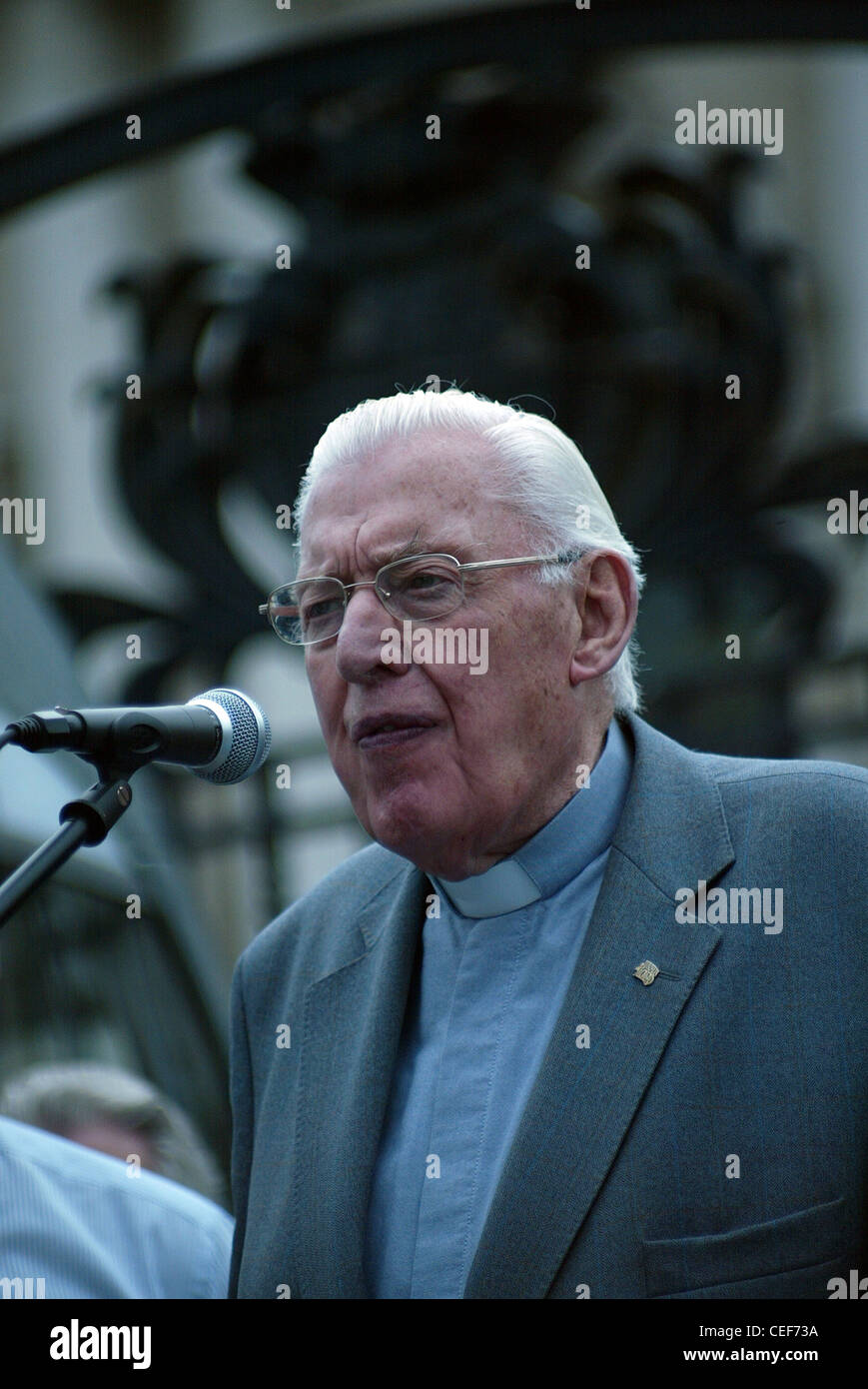 Reverend Ian Paisley preaching outside Belfast City Hall. Wearing Clerical collar and Rabbat Stock Photo