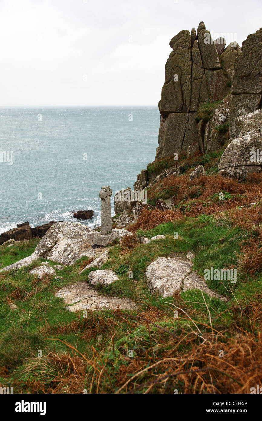 A Celtic stone cross memorial to a young botanist who died here near to Lamorna Cove on a foggy winter's day, West Country, Cornwall, England, UK Stock Photo