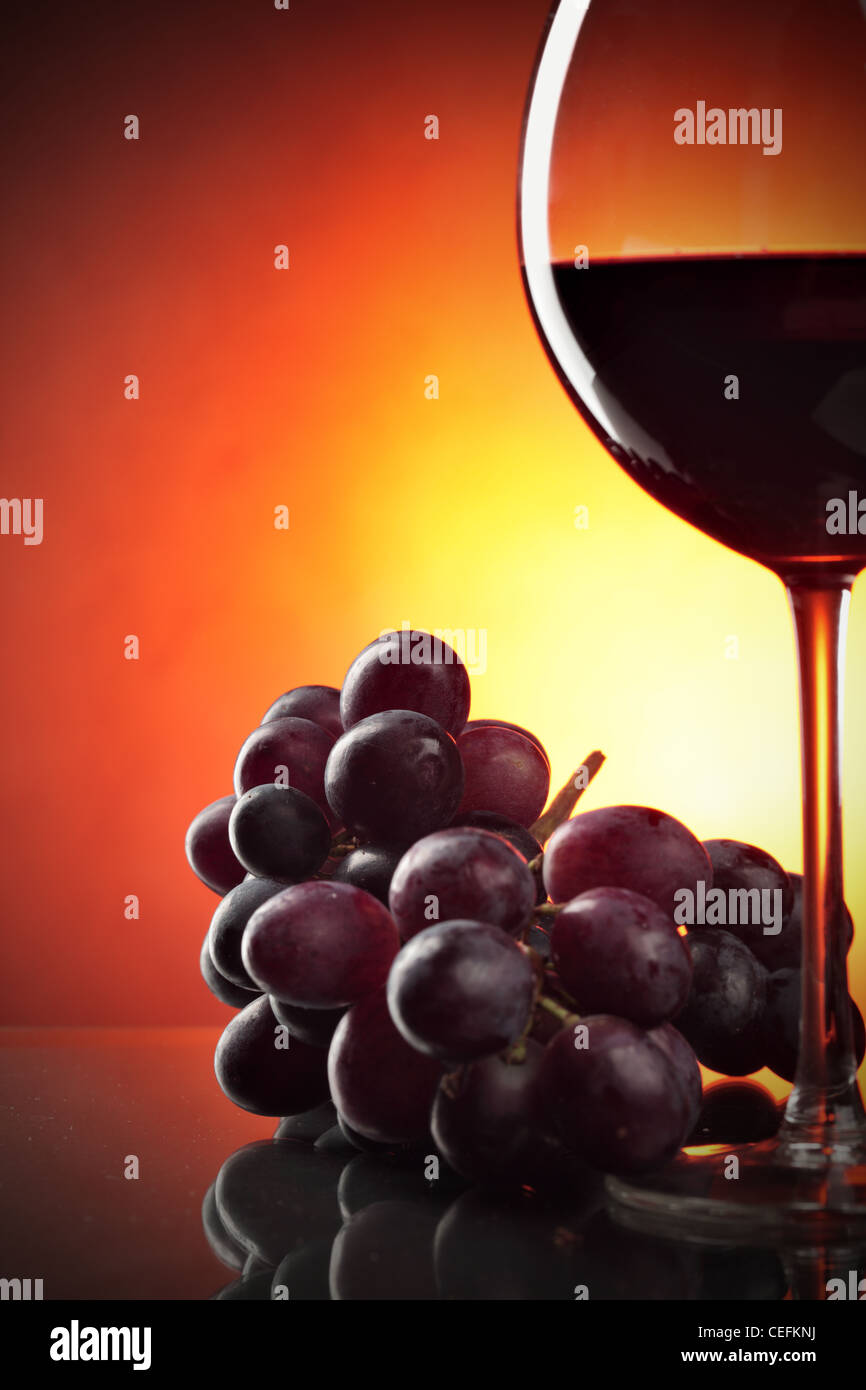 Still-life with bunch of grapes and red wine Stock Photo - Alamy