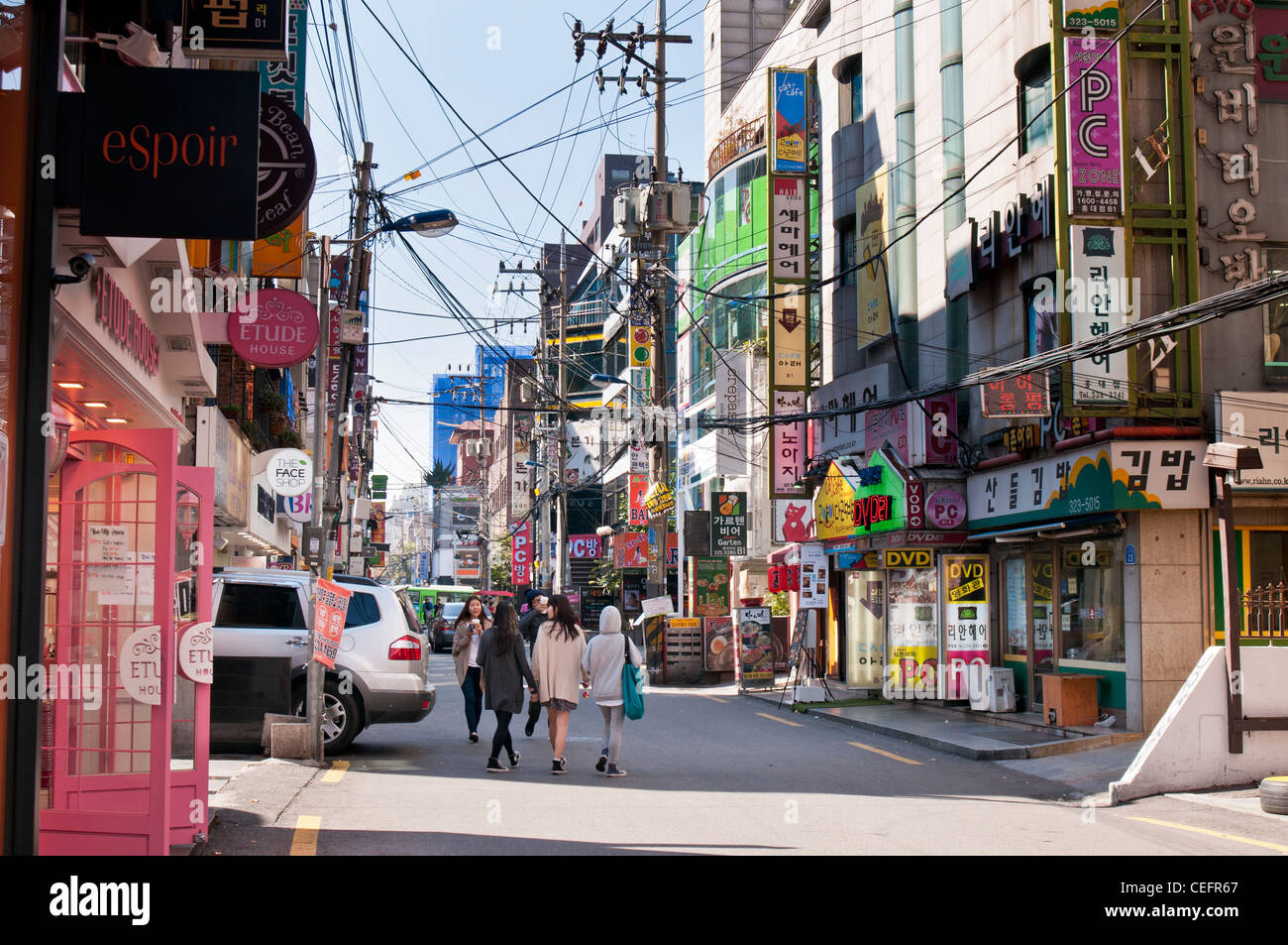 Typical backstreet of Seoul near Hongik University (Hongdae Area), Korea Stock Photo