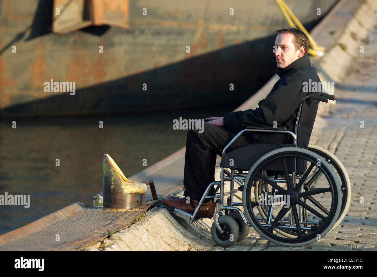 Сильный колясочник. Инвалид на улице. Инвалид колясочник военный. Безбарьерная среда. Человек в инвалидной коляске.