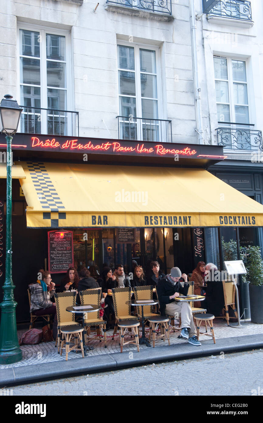 Bar branché and café 'Drôle d'endroit pour une rencontre' with terrace at Rue Montorgueil in the 2e arrondissement of Paris Stock Photo