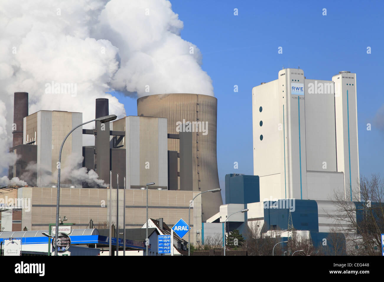 Braunkohle Kraftwerk, Power Station, Power Plant, Elektrizität, Germany, Deutschland, Sonne, blauer Himmel, schönes Wetter Stock Photo