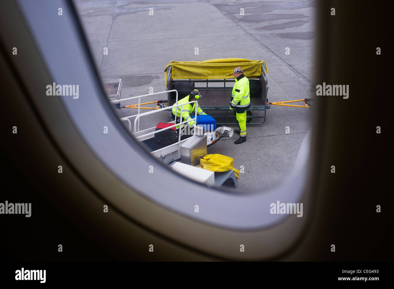 Luggage plane load hires stock photography and images Alamy