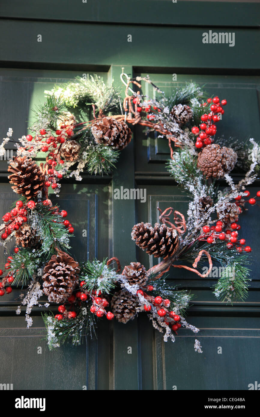 Weihnachtstürkranz, Christmas decoration, xmas, Tannenzapfen, rot, grün, Tür, door, Misteln, misteltoes, red berry, Sonne, Stock Photo