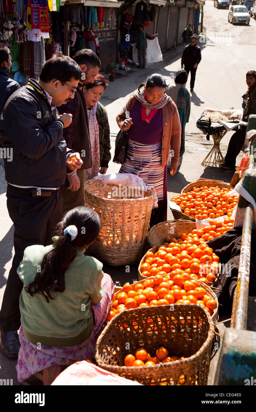 India, West Bengal, Darjeeling, oranges for sale in bazaar Stock Photo