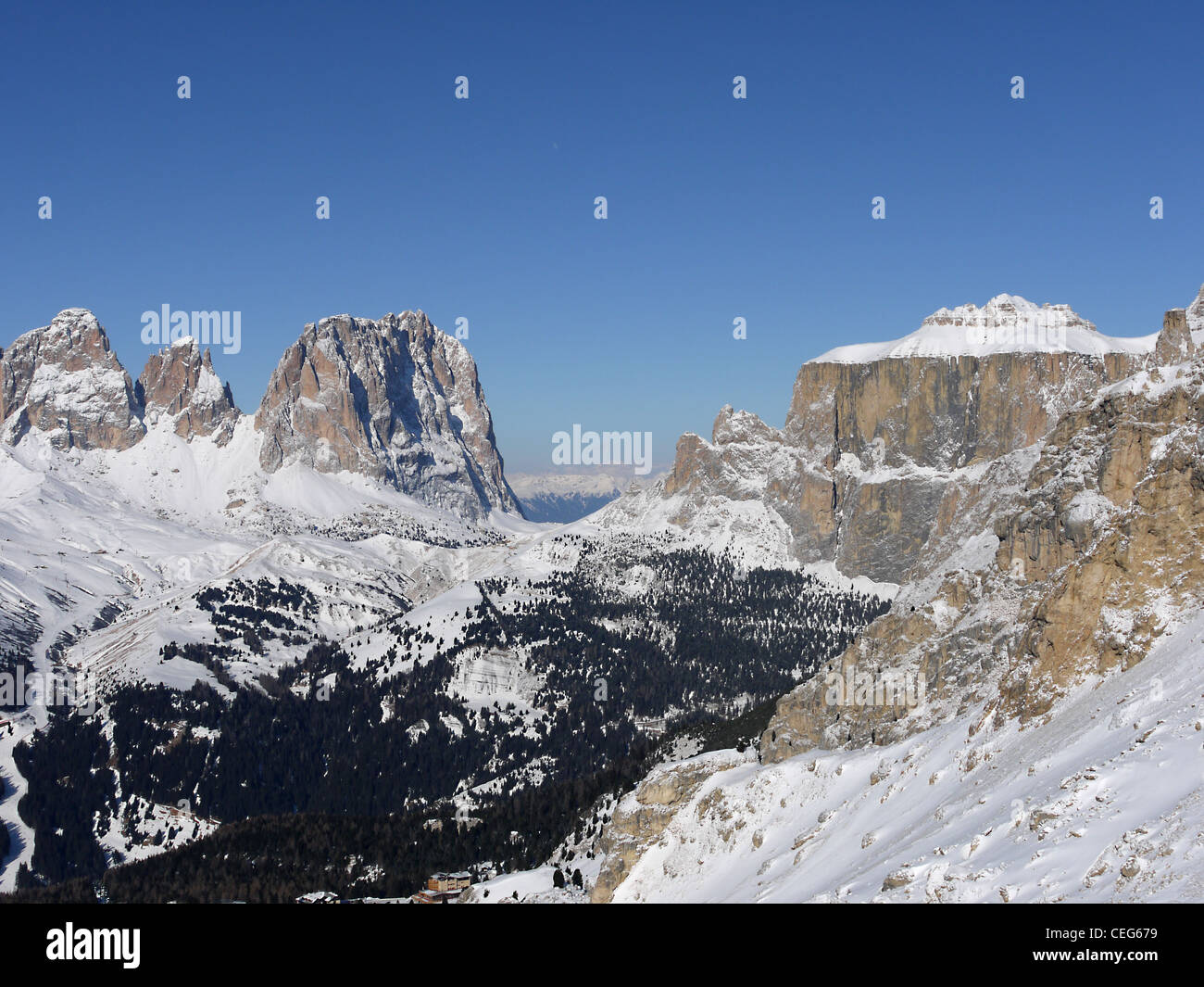 On the clockwise rotation of the Sellaronda ski trails looking toward central group of mountains and Val Gardena, Wolkenstein Stock Photo