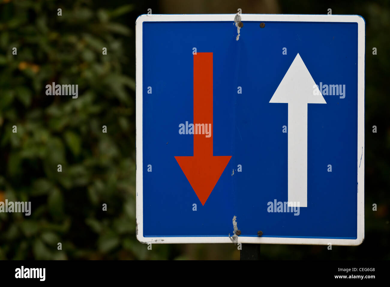 A grungy old sign saying that oncoming traffic has to wait in the center of Madrid Stock Photo