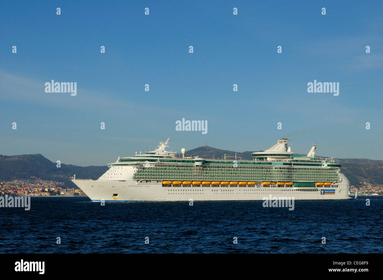 The Independence of the Seas cruise liner sailing the Ria de Vigo, Galicia, Spain Stock Photo