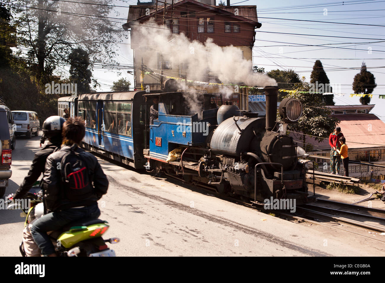 India, West Bengal, Darjeeling Himalayan Mountain Railway locomotive arriving in station Stock Photo