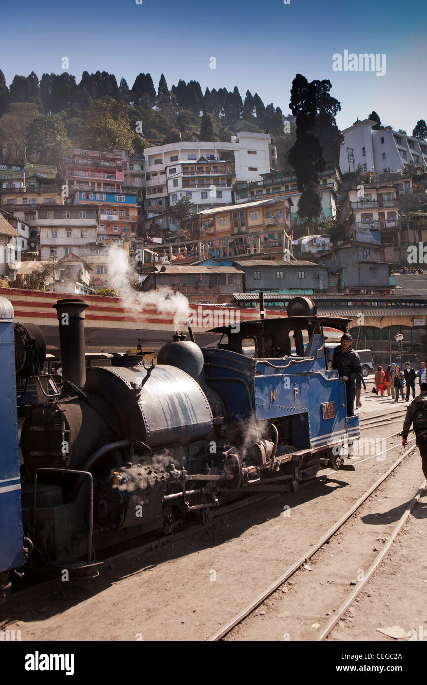 India, West Bengal, Darjeeling Himalayan Mountain Railway train arriving in station Stock Photo