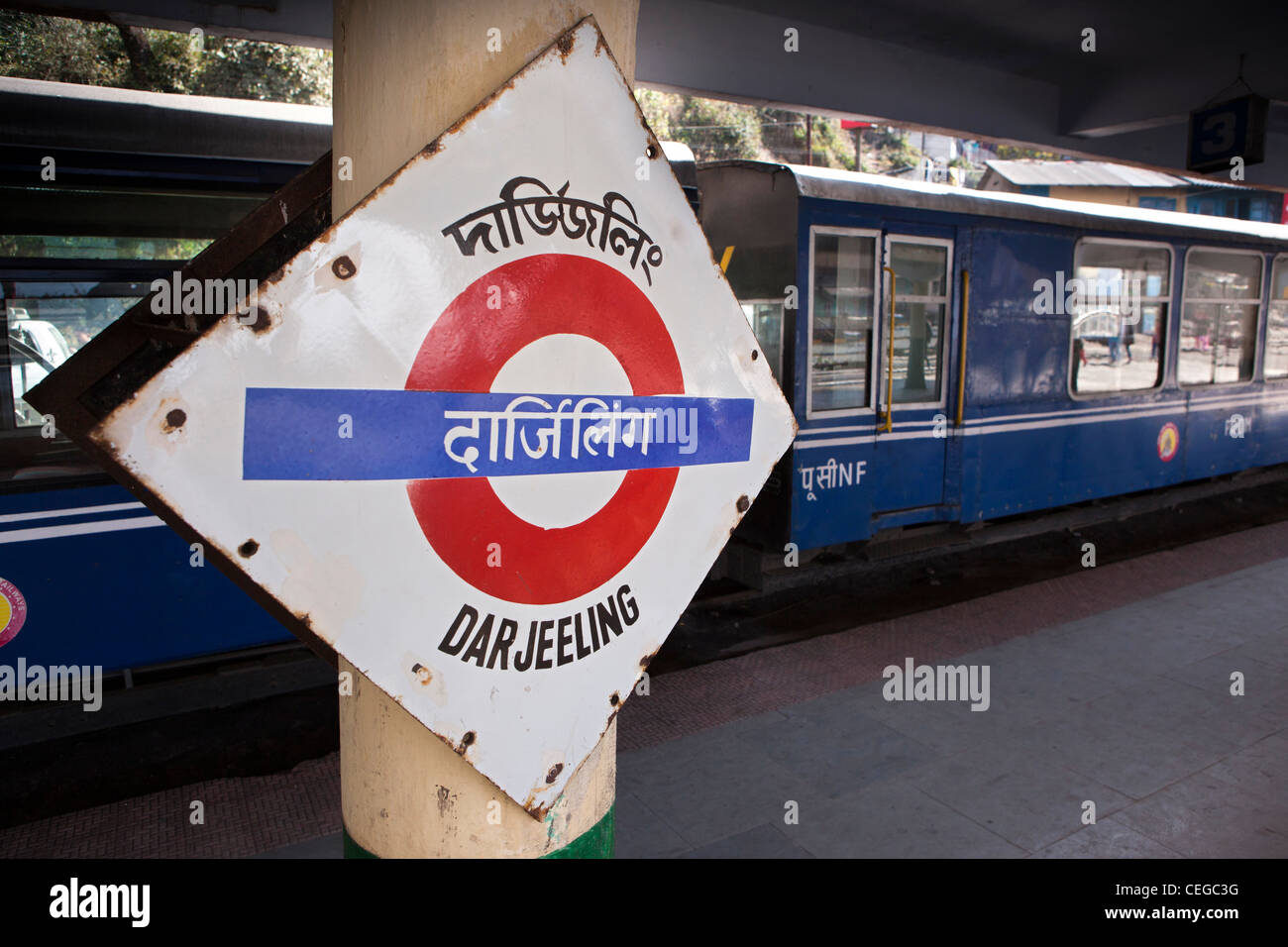 India, West Bengal, Darjeeling Himalayan Mountain Railway station sign on platform Stock Photo