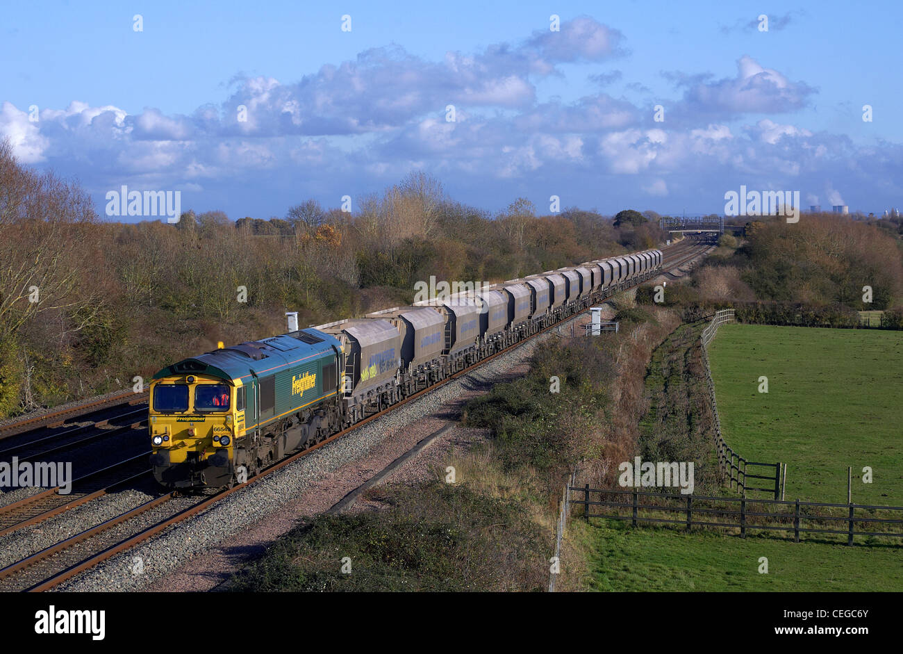 freightliner 66549 heads through denchworth on the GWML with 6V60 Angerstein - Stoke Gifford on 17/11/11. Stock Photo