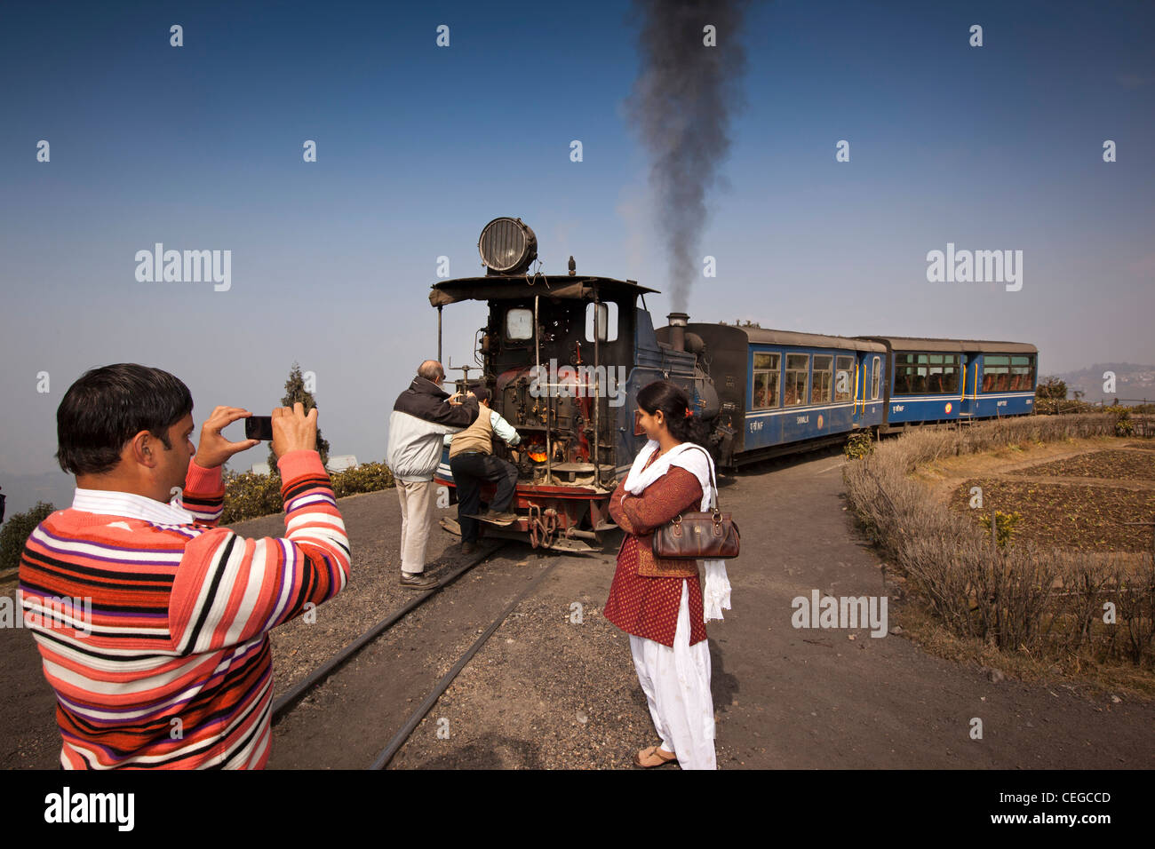 India, West Bengal, Darjeeling Batasia Loop, Himalayan Mountain Railway passengers enjoying the view Stock Photo