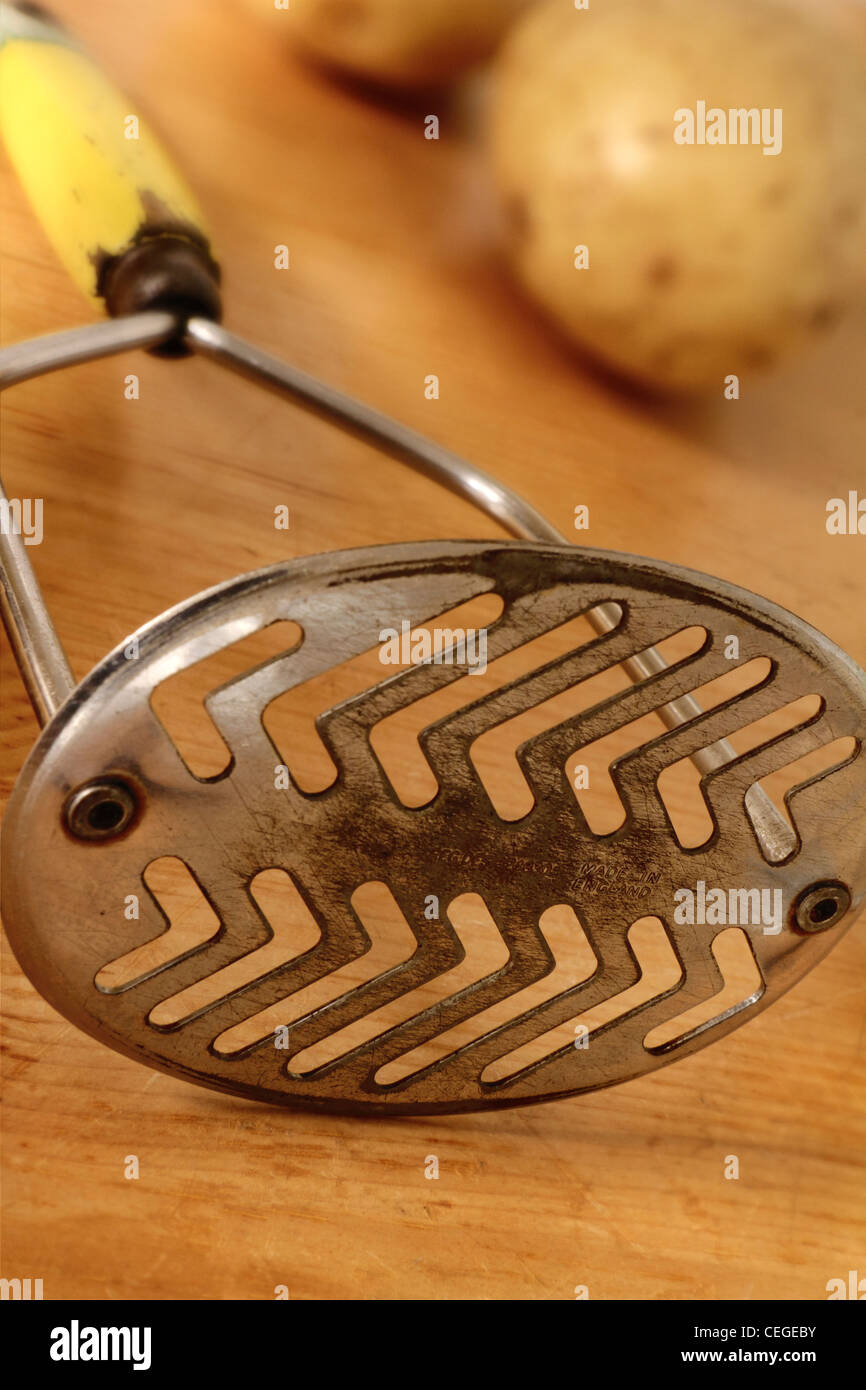 https://c8.alamy.com/comp/CEGEBY/old-style-potato-masher-CEGEBY.jpg