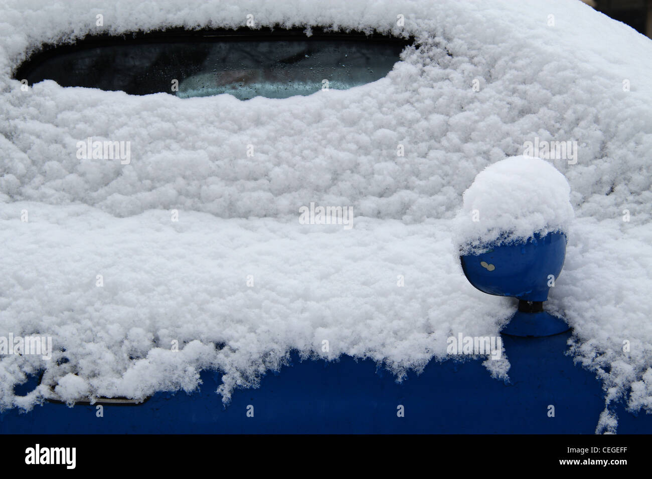 blue car covered in snow Stock Photo Alamy