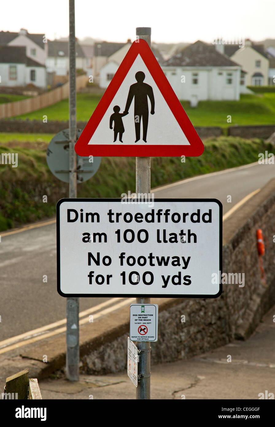 British bilingual no footway for 100 yds traffic road sign in Wales Stock Photo